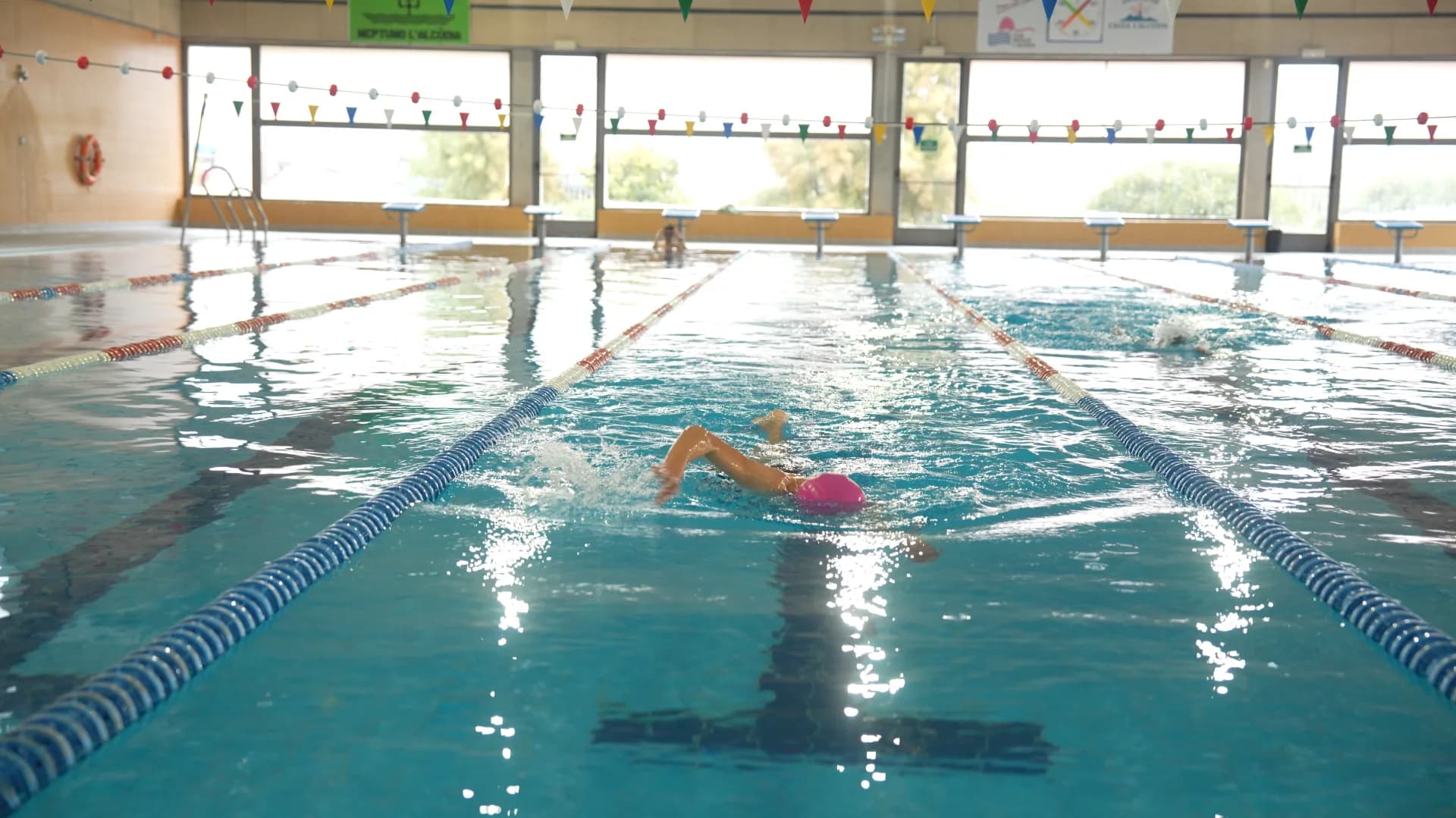 Persona nadant en una piscina coberta